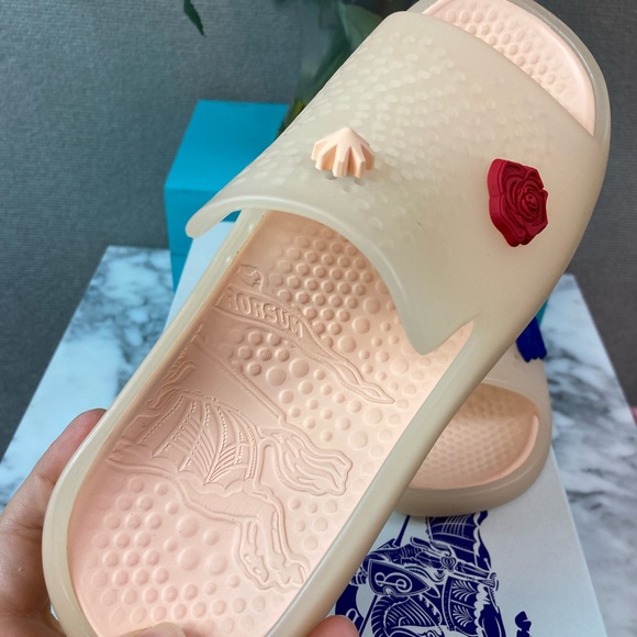 NWT Burberry Rubber Marshmallow Stingray Women’s Slides EU Size 37 - US 6.5 - Picture 4 of 9
